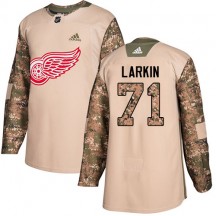 Youth Adidas Detroit Red Wings Dylan Larkin Camo Veterans Day Practice Jersey - Authentic